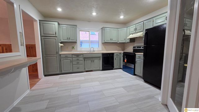 400 Fleetwood Drive, Papillion, NE 68133