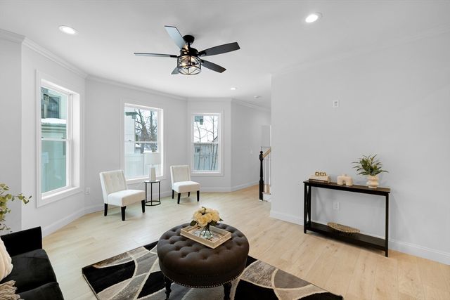 104 Lincoln St, Holyoke, MA 01040