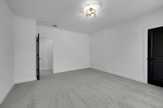 104 Lincoln St, Holyoke, MA 01040