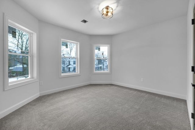 104 Lincoln St, Holyoke, MA 01040