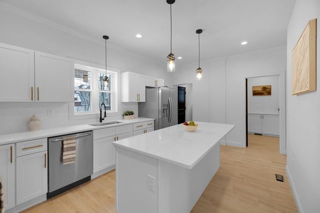 104 Lincoln St, Holyoke, MA 01040