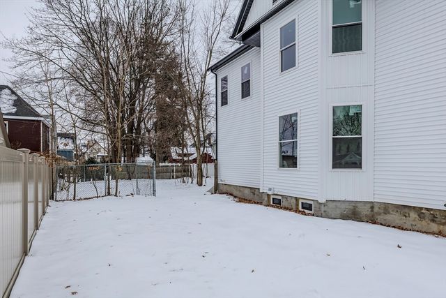 104 Lincoln St, Holyoke, MA 01040