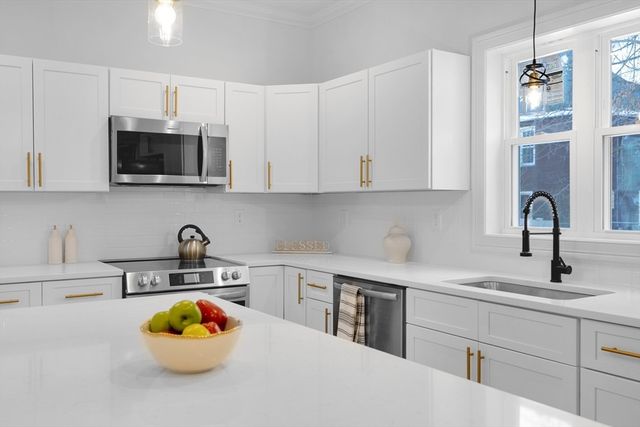 104 Lincoln St, Holyoke, MA 01040