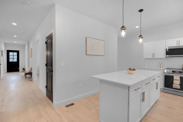 104 Lincoln St, Holyoke, MA 01040