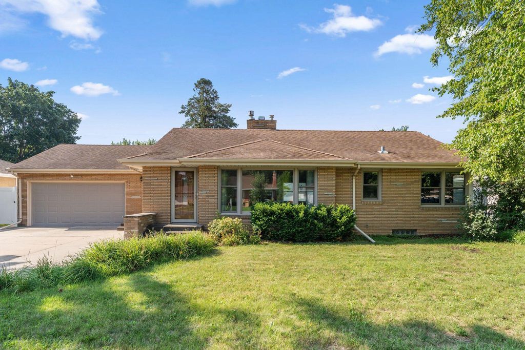 1142 Sandhurst Drive W, Roseville, MN 55113
