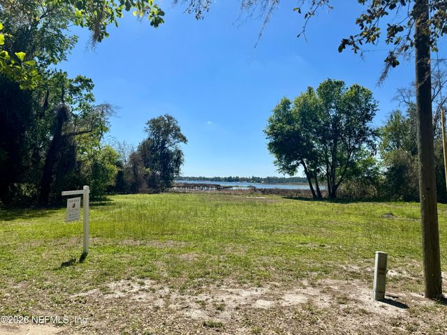 211 WALKER Drive, Interlachen, FL 32148