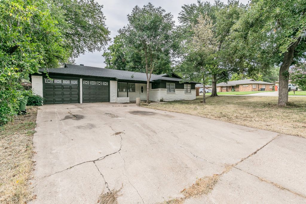 400 Joanna Drive, Hurst, TX 76053