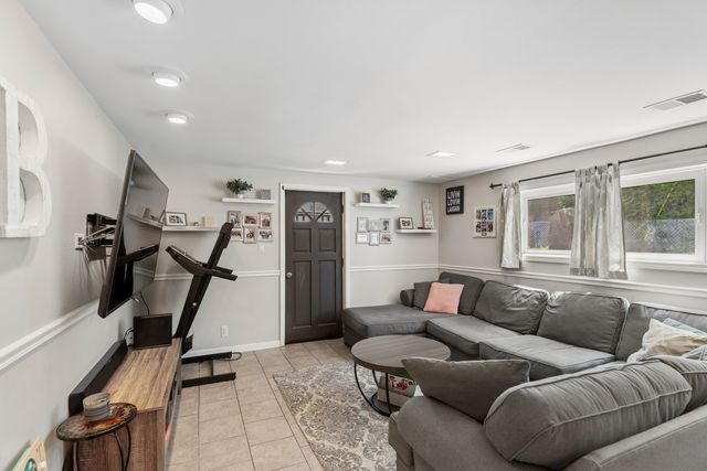 801 E Greenwood Drive, Mount Prospect, IL 60056