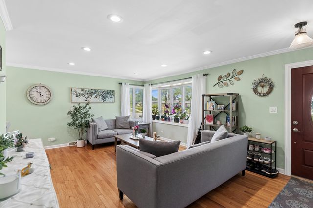 801 E Greenwood Drive, Mount Prospect, IL 60056