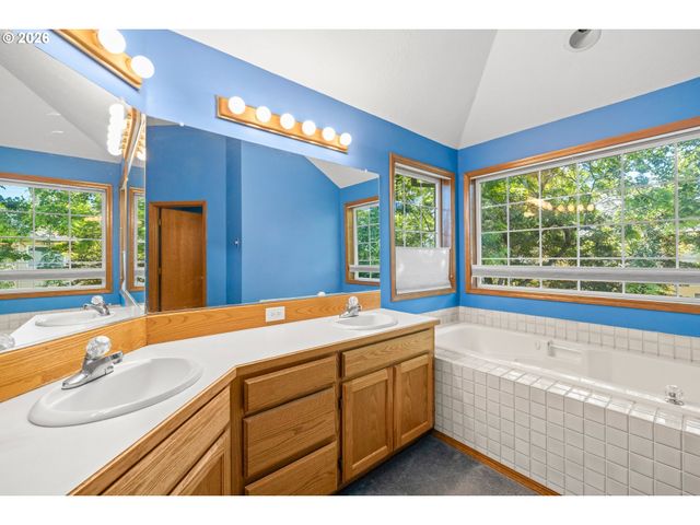 17504 Nw COUNTRY Dr, Portland, OR 97229