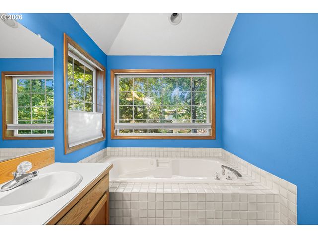 17504 Nw COUNTRY Dr, Portland, OR 97229