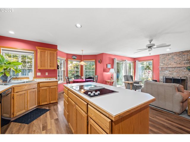 17504 Nw COUNTRY Dr, Portland, OR 97229