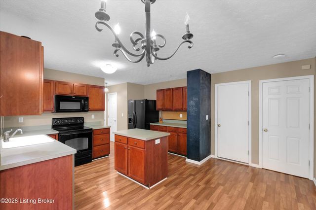 5304 Wild River Ct, Louisville, KY 40229