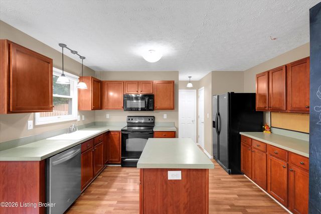 5304 Wild River Ct, Louisville, KY 40229