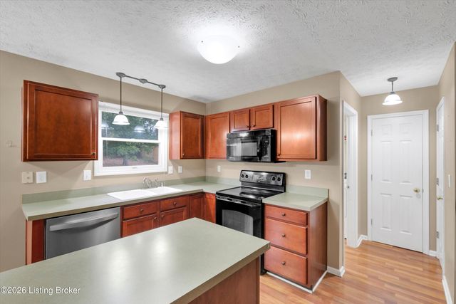 5304 Wild River Ct, Louisville, KY 40229
