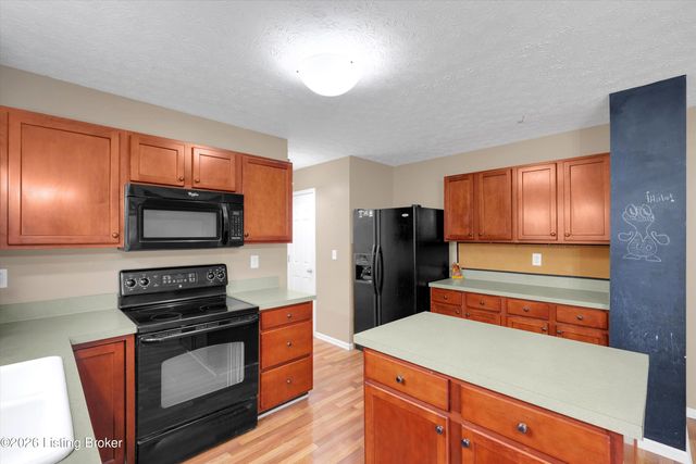 5304 Wild River Ct, Louisville, KY 40229