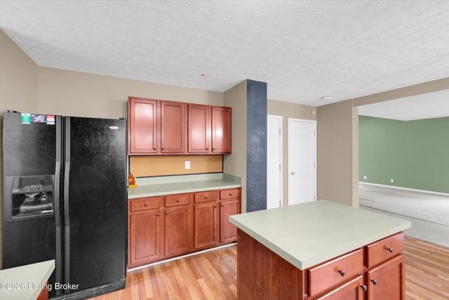 5304 Wild River Ct, Louisville, KY 40229