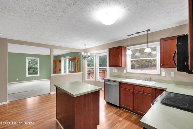 5304 Wild River Ct, Louisville, KY 40229