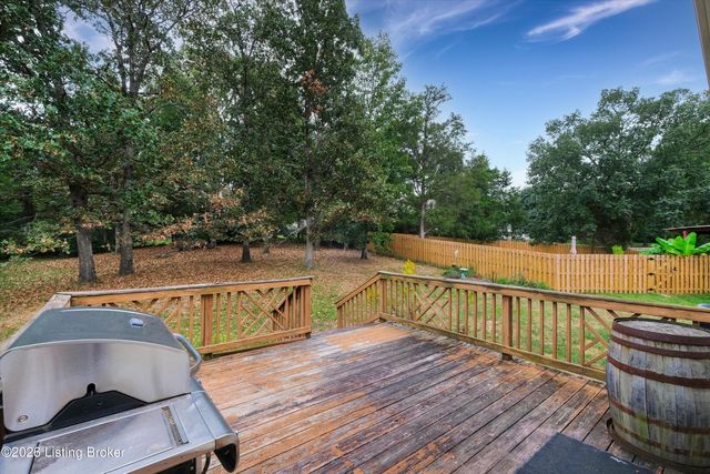 5304 Wild River Ct, Louisville, KY 40229