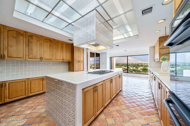 8450 N Nob Hill Drive, Tucson, AZ 85742