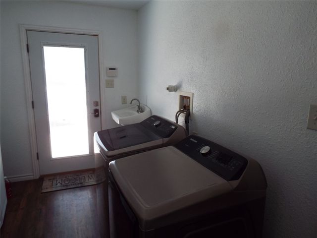 721 Midway Road, Tool, TX 75143