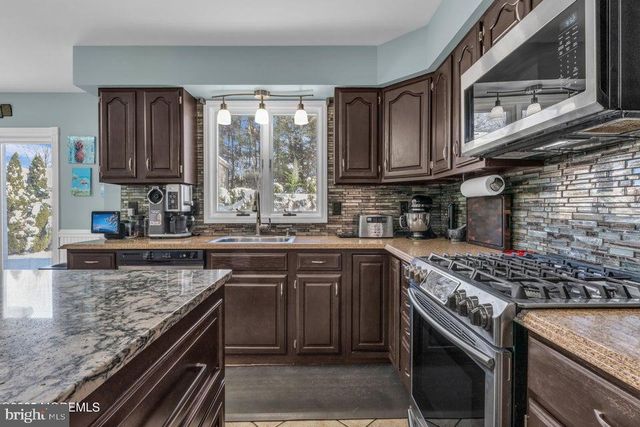 890 ROUNDTREE DR, Toms River, NJ 08753