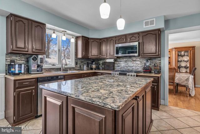 890 ROUNDTREE DR, Toms River, NJ 08753