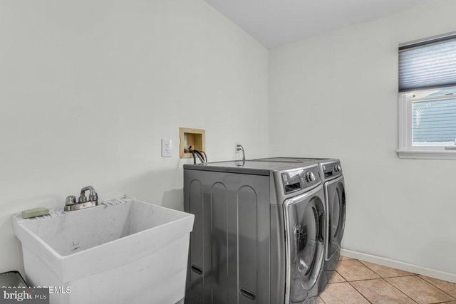 890 ROUNDTREE DR, Toms River, NJ 08753