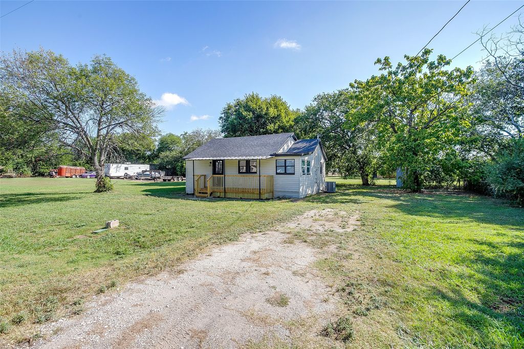 707 Harrel Avenue, Bynum, TX 76631