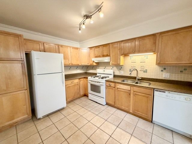 627 Cobblestone Court, Elgin, IL 60120