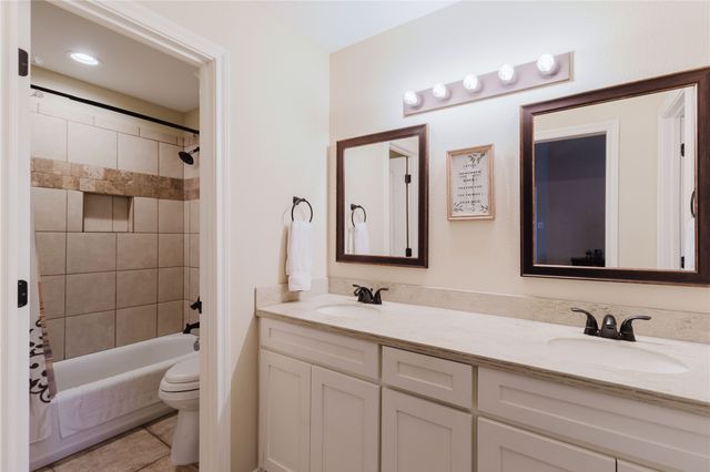 404 Avenue E, Ennis, TX 75119