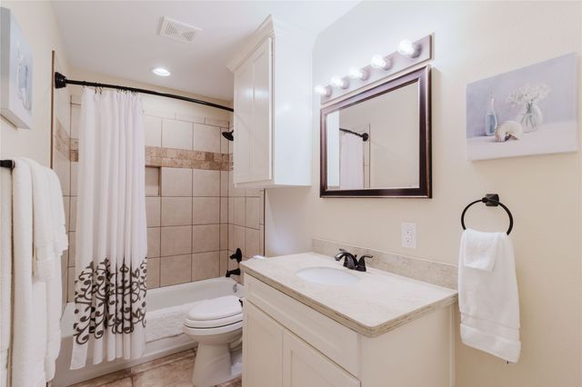 404 Avenue E, Ennis, TX 75119