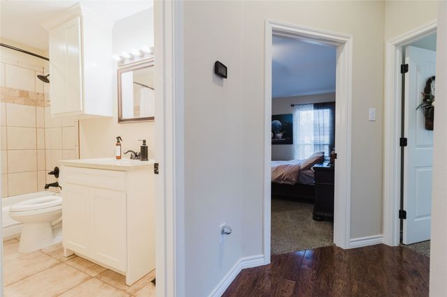 404 Avenue E, Ennis, TX 75119