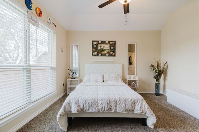 404 Avenue E, Ennis, TX 75119