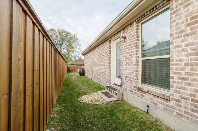 404 Avenue E, Ennis, TX 75119