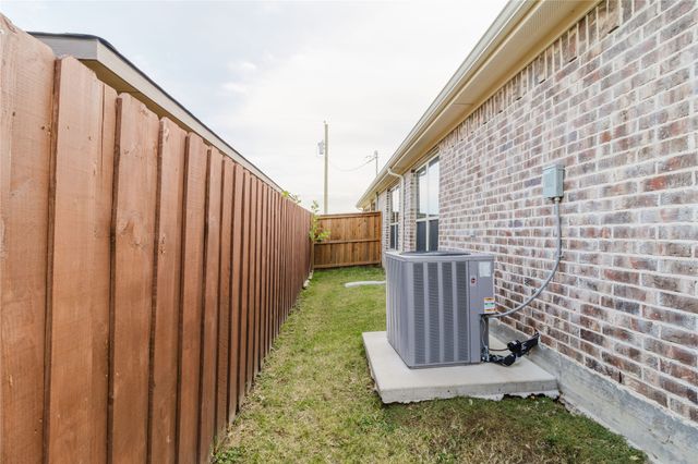 404 Avenue E, Ennis, TX 75119