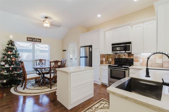 404 Avenue E, Ennis, TX 75119