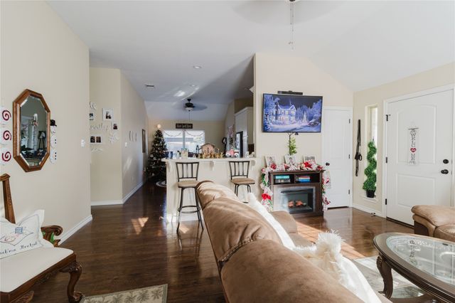 404 Avenue E, Ennis, TX 75119
