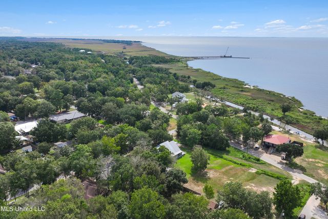 1705 Seagull Avenue, Ocean Springs, MS 39564