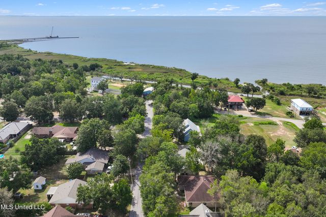 1705 Seagull Avenue, Ocean Springs, MS 39564