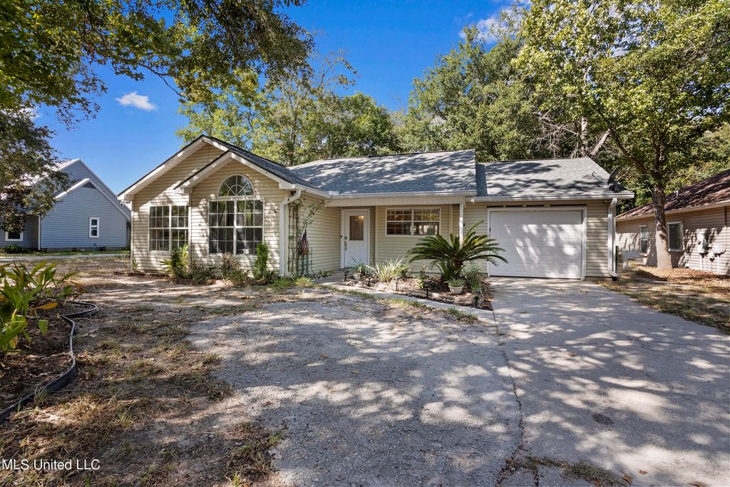 1705 Seagull Avenue, Ocean Springs, MS 39564