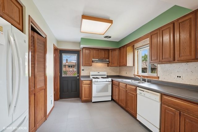 5536 W 99th Place, Oak Lawn, IL 60453