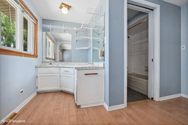 5536 W 99th Place, Oak Lawn, IL 60453