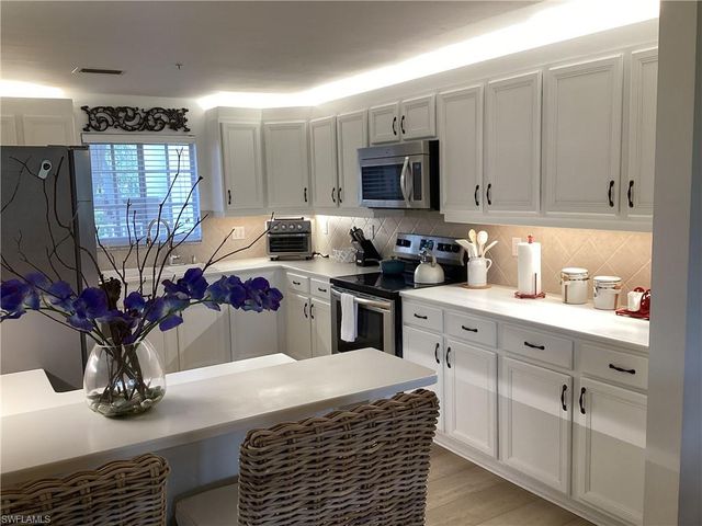 782 Eagle Creek DR # 202, Naples, FL 34113