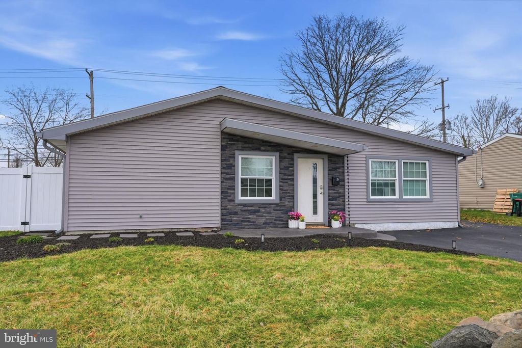 21 BORDER ROCK RD, Levittown, PA 19057