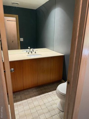 41350 N Woodward Avenue 8, Bloomfield Hills, MI 48304