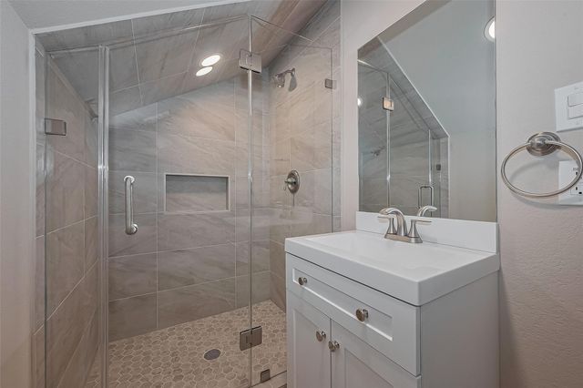 15 Wenoah Place, The Woodlands, TX 77389