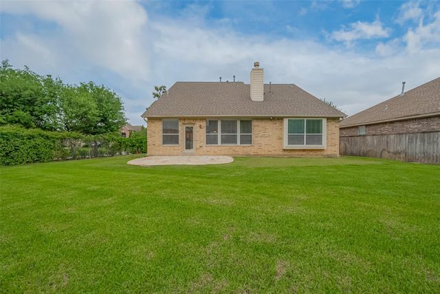 15 Wenoah Place, The Woodlands, TX 77389