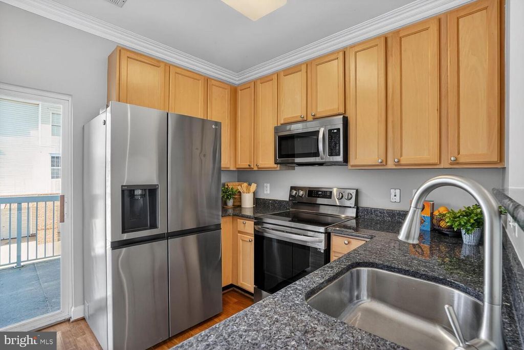 Image 11 of property listing at 42462 HOLLYHOCK TER, Brambleton, VA 20148