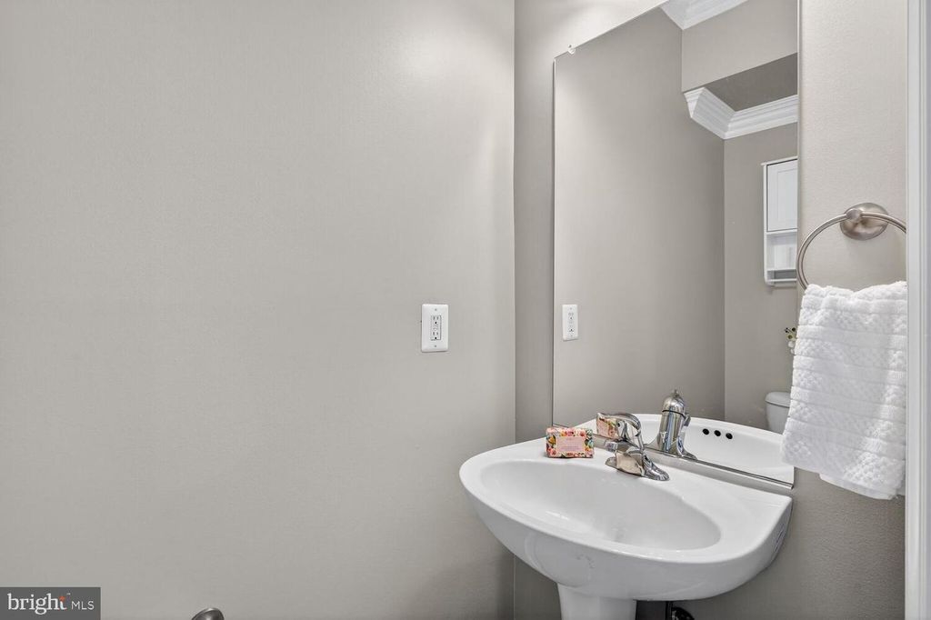 Image 15 of property listing at 42462 HOLLYHOCK TER, Brambleton, VA 20148